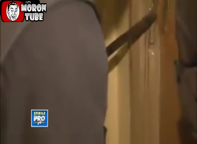 Video :To conduct a search, police attempt to break down Alexandre Benalla's door!
